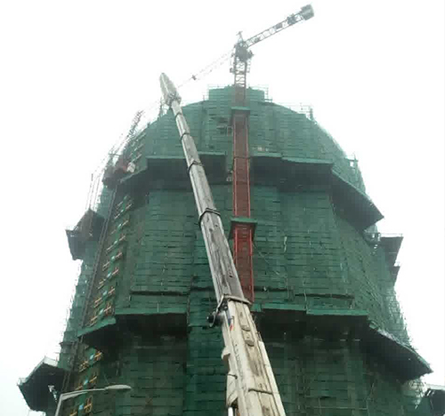 兴山吊车在工地上作业
